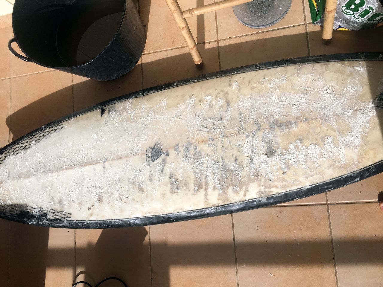 Surfboard Wachs entfernen Mehl für die Wachsreste am Brett