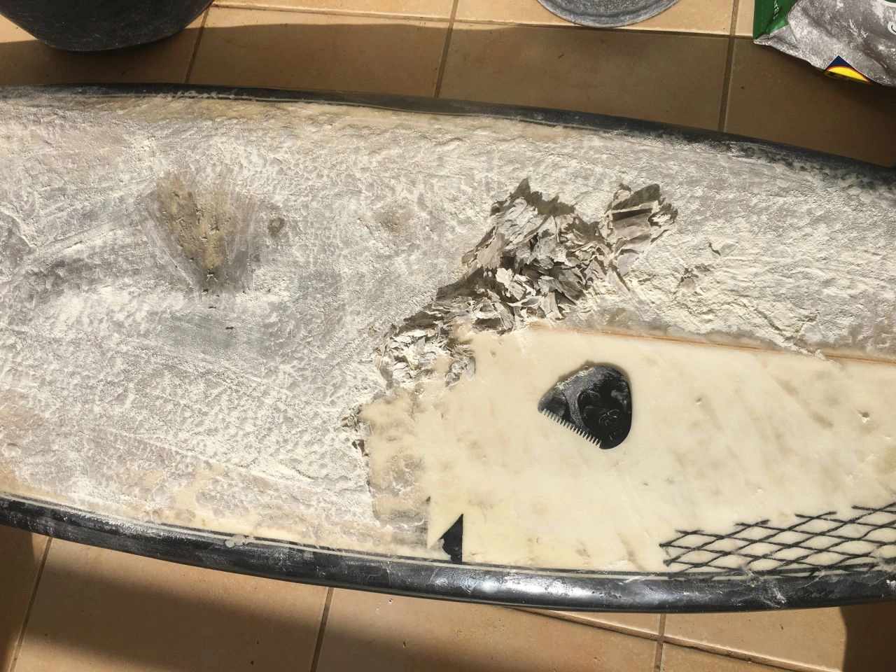 Surfboard Wachs entfernen Wachskamm